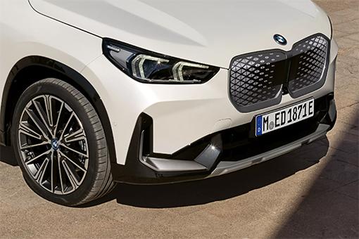 BMW iX1 bei 1000bmw Frontansicht eines weißen BMW X1 SUV.